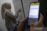 Petugas KPPS memasukan data jumlah pengguna hak pilih pada aplikasi Sirekap Mobile usai penghitungan suara pemilihan gubernur dan wakil gubernur Provinsi Jawa Barat Tahun 2024 di TPS 12 Pasir Kaliki, Kota Cimahi, Jawa Barat, Rabu (27/11/2024). Komisi Pemilihan Umum (KPU) menerapkan aplikasi Sistem Informasi Rekapitulasi (Sirekap) Mobile pada Pilkada 2024 untuk memfasilitasi rekapitulasi hasil penghitungan suara Pilkada dengan menambahkan sejumlah fitur baru yakni sistem arithmetic guard, penyesuaian marker pada kolom dan baris serta Aplikasi Sirekap offline atau tanpa internet. ANTARA FOTO/Abdan Syakura/agr