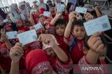 Siswa TK menunjukkan tiket kereta cepat Whoosh saat program Whoosh Edutrip di Stasiun Whoosh Padalarang, Kabupaten Bandung Barat, Jawa Barat, Kamis (28/11/2024). Program Whoosh Edutrip tersebut dalam rangka memberikan edukasi serta pemahaman kepada siswa mengenai perkembangan transportasi modern, teknologi, fasilitas, keselamatan dan keamanan hingga layanan kereta cepat Whoosh. ANTARA FOTO/Abdan Syakura/agr