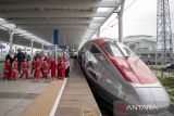 Siswa TK didampingi guru keluar dari rangkaian kereta cepat Whoosh saat mengikuti program Whoosh Edutrip di Stasiun Tegalluar Summarecon, Kabupaten Bandung, Jawa Barat, Kamis (28/11/2024). Program Whoosh Edutrip tersebut dalam rangka memberikan edukasi serta pemahaman kepada siswa mengenai perkembangan transportasi modern, teknologi, fasilitas, keselamatan dan keamanan hingga layanan kereta cepat Whoosh. ANTARA FOTO/Abdan Syakura/agr