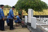 Pj Wali Kota Madiun Eddy Supriyanto (kanan) bersama pejabat Pemkot Madiun menabur bunga saat berziarah di Taman Makam Pahlawan (TMP) Kota Madiun, Jawa Timur, Kamis (28/11/2024). Kegiatan ziarah dan tabur bunga dalam rangka peringatan Hari Ulang Tahun (HUT) Korps Pegawai Republik Indonesia (Korpri) tersebut untuk mendoakan arwah para pahlawan. Antara Jatim/Siswowidodo/mas.