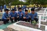 Sejumlah anggota Korpri berdoa saat berziarah di Taman Makam Pahlawan (TMP) Kota Madiun, Jawa Timur, Kamis (28/11/2024). Kegiatan ziarah dan tabur bunga dalam rangka peringatan Hari Ulang Tahun (HUT) Korps Pegawai Republik Indonesia (Korpri) tersebut untuk mendoakan arwah para pahlawan. Antara Jatim/Siswowidodo/mas.