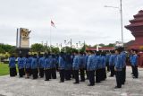 Sejumlah anggota Korpri memberi hormat kepada Bendera Merah Putih saat berziarah di Taman Makam Pahlawan (TMP) Kota Madiun, Jawa Timur, Kamis (28/11/2024). Kegiatan ziarah dan tabur bunga dalam rangka peringatan Hari Ulang Tahun (HUT) Korps Pegawai Republik Indonesia (Korpri) tersebut untuk mendoakan arwah para pahlawan. Antara Jatim/Siswowidodo/mas.