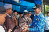 Pj Gubernur Sulbar serahkan bantuan rumah rehabilitasi terdampak banjir