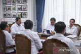 Presiden Prabowo Subianto (kedua kiri) memimpin rapat terbatas terkait upah minimum 2025 di Kantor Presiden, Jakarta, Jumat (29/11/2024). Presiden Prabowo Subianto mengumumkan kenaikan rata-rata upah minimum nasional sebesar 6,5 persen untuk tahun 2025. ANTARA FOTO/Hafidz Mubarak A/gp