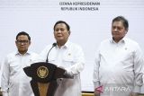 Presiden Prabowo Subianto (tengah) didampingi Menko Perekonomian Airlangga Hartarto (kanan) dan Menko Pemberdayaan Masyarakat Muhaimin Iskandar (kiri) memberikan pengumuman usai memimpin rapat terbatas terkait upah minimum 2025 di Kantor Presiden, Jakarta, Jumat (29/11/2024). Presiden Prabowo Subianto mengumumkan kenaikan rata-rata upah minimum nasional sebesar 6,5 persen untuk tahun 2025. ANTARA FOTO/Hafidz Mubarak A/gp