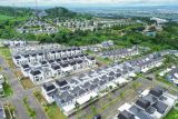 Foto udara kendaraan melintasi kawasan kompleks perumahan di Malang, Jawa Timur, Jumat (29/11/2024). Berdasarkan data Survei Harga Properti Residensial (SHPR) Bank Indonesia (BI) harga properti residensial di pasar primer pada triwulan III 2024 tumbuh terbatas sebesar 1,46 persen year on year (yoy) lebih rendah dibandingkan dengan pertumbuhan triwulan II 2024 sebesar 1,76 persen yoy. ANTARA Jatim/Irfan Sumanjaya/mas.