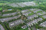 Foto udara kawasan kompleks perumahan di Malang, Jawa Timur, Jumat (29/11/2024). Berdasarkan data Survei Harga Properti Residensial (SHPR) Bank Indonesia (BI) harga properti residensial di pasar primer pada triwulan III 2024 tumbuh terbatas sebesar 1,46 persen year on year (yoy) lebih rendah dibandingkan dengan pertumbuhan triwulan II 2024 sebesar 1,76 persen yoy. ANTARA Jatim/Irfan Sumanjaya/mas.