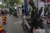 Pengemudi ojek daring mengisi bahan bakar minyak (BBM) subsidi jenis Pertalite di salah satu SPBU di Kota Serang, Banten, Jumat (29/11/2024). Menteri Energi dan Sumber Daya Mineral (ESDM) Bahlil Lahadalia menyatakan pemerintah tengah mengkaji skema penghapusan subsidi BBM bagi pengemudi ojek daring karena merupakan kegiatan usaha yang dipekerjakan dan tidak masuk dalam daftar penerima subsidi tepat sasaran, sementara pendistribusian difokuskan untuk penggunaan kendaraan berpelat kuning atau transportasi publik. ANTARA FOTO/Angga Budhiyanto/gp