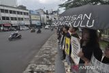 Sejumlah pegiat HAM menggelar aksi Kamisan di depan Monumen Fatmawati Kota Bengkulu, Bengkulu, Kamis (28/11/2024). Aksi tersebut bertujuan untuk memberikan edukasi bagi masyarakat untuk merawat nilai-nilai kemanusiaan serta menuntut agar pelaku kekerasan seksual baik didalam maupun di luar kampus wilayah Bengkulu di adili melalui proses hukum yang berlaku. ANTARA FOTO/Muhammad Izfaldi