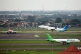 Aktivitas penerbangan terlihat di landasan pacu selatan di Bandara Soekarno Hatta, Tangerang, Banten, Kamis (28/11/2024). Pemerintah sepakat menurunkan harga tiket pesawat untuk penerbangan domestik sebesar 10 persen selama periode Natal 2024 dan Tahun Baru 2025, untuk membantu masyarakat dalam rangka mengurangi beban harga tiket di seluruh bandara di Indonesia. ANTARA FOTO/Muhammad Iqbal/Spt.