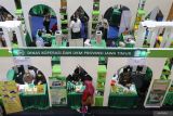 Pengunjung melihat produk-produk unggulan dari berbagai pesantren saat pembukaan One Pesantren One Product (OPOP) Expo di Surabaya, Jawa Timur, Jumat (29/11/2024). Pameran yang berlangsung hingga 1 Desember tersebut menampilkan produk-produk unggulan dari berbagai pesantren di Jawa Timur guna memperkokoh peran pesantren dalam pembangunan ekonomi daerah maupun nasional. ANTARA Jatim/Moch Asim.