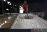 Seorang petani  garam tradisional mengumpulkan butiran garam saat proses produksi di Desa Lam Ujung, kabupaten Aceh Besar, Aceh, Jumat (29/11/2024). Pemerintah akan menyetop impor garam untuk konsumsi  tahun 2025 dan lebih memfokuskan pada peningkatan produksi garam dalam negeri dengan mengacu pada Peraturan Presiden  Republik Indonesia (Perpres)  Nomor 126 Tahun 2022 tentang percepatan pembangunan pergaraman nasional. ANTARA FOTO/Ampelsa.