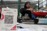 Pelaku Usaha Mikro Kecil Menengah (UMKM) sektor kuliner menyediakan alat pembayaran digital Quick Response Indonesian Standard (QRIS)  di Malang, Jawa Timur, Jumat (29/11/2024). Bank Indonesia (BI) Wilayah Kerja Malang mencatat capaian nominal transaksi  UMKM melalui QRIS di kawasan wisata yakni Malang Raya dan Batu mencapai Rp5 triliun dengan volume 64,7 juta transaksi pada periode Januari-Oktober 2024 yang didominasi UMKM sektor kuliner. ANTARA Jatim/Ari Bowo Sucipto/mas.