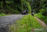 Pengendara sepeda motor melintasi jalan yang rusak di Cikadu, Kabupaten Cianjur, Jawa Barat, Sabtu (30/11/2024). Warga mengeluhkan kondisi jalan penghubung dari Rancabali, Kabupaten Bandung menuju Sindangbarang, Kabupaten Cianjur yang tak kunjung di perbaiki sejak 2007 karena berdampak pada distribusi pertanian, sembako, serta angkutan umum yang memakan waktu lama. ANTARA FOTO/Raisan Al Farisi/agr