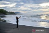 Wisatawan berfoto di kawasan wisata Pantai Cemara Cipanglay, Kecamatan Cidaun, Kabupaten Cianjur, Jawa Barat, Sabtu (30/11/2024). Pantai Cemara Cipanglay menjadi salah satu potensi wisata Pantai Selatan di Jawa Barat yang tengah dikembangkan oleh Pemerintah Kabupaten Cianjur guna mendongkrak kunjungan wisatawan di Pantai Selatan Jawa Barat. ANTARA FOTO/Raisan Al Farisi/agr
