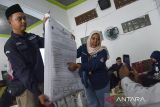 Panitia pemungutan suara (PPS) memperlihatkan formulir C hasil penghitungan suara pemilihan Gubernur Jawa Barat saat rapat rekapitulasi hasil penghitungan perolehan suara Pilkada serentak 2024 tingkat kecamatan di Dakwah Islamiyah, Kecamatan Manonjaya, Kabupaten Tasikmalaya, Jawa Barat, Sabtu (30/11/2024). KPU Kabupaten Tasikmalaya menggelar rapat rekapitulasi hasil penghitungan perolehan suara di 39 Kecamatan se-Kabupaten Tasikmalaya pada pemilihan Gubernur dan Wakil Gubernur Jawa Barat dan pemilihan Bupati dan Wakil Bupati Tasikmalaya yang ditargetkan selesai pada Minnggu (1/12). ANTARA FOTO/Adeng Bustomi/agr
