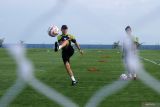 Pelatih Timnas Indonesia Shin Tae-yong menendang bola ke gawang di sela latihan persiapan Piala AFF 2024 di Bali United Training Center, Gianyar, Bali, Jumat (29/11/2024). Timnas Indonesia tergabung dalam Grup B bersama Vietnam, Filipina, Myanmar, dan Laos dalam Piala AFF 2024 yang dimulai pada 9 Desember 2024. ANTARA FOTO/Nyoman Hendra Wibowo/wsj.