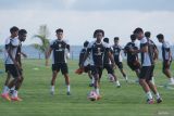 Pesepak bola Timnas Indonesia mengikuti latihan untuk persiapan Piala AFF 2024 di Bali United Training Center, Gianyar, Bali, Jumat (29/11/2024). Timnas Indonesia tergabung dalam Grup B bersama Vietnam, Filipina, Myanmar, dan Laos dalam Piala AFF 2024 yang dimulai pada 9 Desember 2024. ANTARA FOTO/Nyoman Hendra Wibowo/wsj.