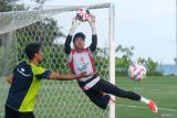 Kiper Timnas Indonesia Daffa Fasya (kanan) berupaya menangkap bola saat mengikutii latihan untuk persiapan Piala AFF 2024 di Bali United Training Center, Gianyar, Bali, Jumat (29/11/2024). Timnas Indonesia tergabung dalam Grup B bersama Vietnam, Filipina, Myanmar, dan Laos dalam Piala AFF 2024 yang dimulai pada 9 Desember 2024. ANTARA FOTO/Nyoman Hendra Wibowo/wsj.