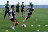 Pesepak bola Timnas Indonesia Victor Dethan (kiri) mengontrol bola saat mengikuti latihan untuk persiapan Piala AFF 2024 di Bali United Training Center, Gianyar, Bali, Jumat (29/11/2024). Timnas Indonesia tergabung dalam Grup B bersama Vietnam, Filipina, Myanmar, dan Laos dalam Piala AFF 2024 yang dimulai pada 9 Desember 2024. ANTARA FOTO/Nyoman Hendra Wibowo/wsj.