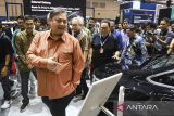 Menko Perekonomian Airlangga Hartarto (kiri) mengunjungi stan mobil ALETRA dalam pameran otomotif GAIKINDO Jakarta Auto Week 2024 di Indonesia Convention Exhibition (ICE) Kabupaten Tangerang, Banten, Minggu (1/12/2024). Menko Perekonomian Airlangga Hartarto dalam kunjungannya mengatakan pemerintah akan terus mendukung produksi kendaraan dengan mesin hibrida atau berbahan bakar alternatif seperti listrik dan bioetanol yang ramah lingkungan. ANTARA FOTO/Sulthony Hasanuddin/gp