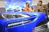 Menko Perekonomian Airlangga Hartarto (kiri) mengunjungi stan mobil ALETRA dalam pameran otomotif GAIKINDO Jakarta Auto Week 2024 di Indonesia Convention Exhibition (ICE) Kabupaten Tangerang, Banten, Minggu (1/12/2024). Menko Perekonomian Airlangga Hartarto dalam kunjungannya mengatakan pemerintah akan terus mendukung produksi kendaraan dengan mesin hibrida atau berbahan bakar alternatif seperti listrik dan bioetanol yang ramah lingkungan. ANTARA FOTO/Sulthony Hasanuddin/gp