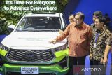 Menko Perekonomian Airlangga Hartarto (kiri) mengunjungi stan mobil ALETRA dalam pameran otomotif GAIKINDO Jakarta Auto Week 2024 di Indonesia Convention Exhibition (ICE) Kabupaten Tangerang, Banten, Minggu (1/12/2024). Menko Perekonomian Airlangga Hartarto dalam kunjungannya mengatakan pemerintah akan terus mendukung produksi kendaraan dengan mesin hibrida atau berbahan bakar alternatif seperti listrik dan bioetanol yang ramah lingkungan. ANTARA FOTO/Sulthony Hasanuddin/gp