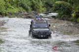 Seorang anak menaiki mobil offroad di Desa Wisata Padarincang, Kabupaten Serang, Banten, Minggu (1/12/2024). Pemerintah akan melanjutkan Program Pengembangan Desa Wisata yang mampu menyokong sektor pariwisata dalam memperlihatkan keindahan alam Indonesia dan membantu memberdayakan perekonomian masyarakat lokal. ANTARA FOTO/Putra M. Akbar/gp