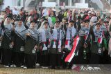 Sejumlah warga menggelar aksi bela Palestina sebelum melanjutkan long march ke liling kota di Banda Aceh, Aceh, Minggu (1/12/2024). Aksi damai yang melibatkan sekitar 2.000 warga kota dan dilanjutkan penggalangan dana itu sebagai bentuk dukungan di Hari Solidaritas Internasional untuk rakyat Palestina. ANTARA FOTO/Ampelsa.