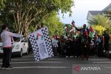 Koordinator aksi melepas rombongan long march ke liling kota saat aksi bela Palestina di Banda Aceh, Aceh, Minggu (1/12/2024). Aksi damai yang melibatkan sekitar 2.000 warga kota dan dilanjutkan penggalangan dana itu sebagai bentuk dukungan di Hari Solidaritas Internasional untuk rakyat Palestina. ANTARA FOTO/Ampelsa.