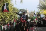 Sejumlah warga menggelar aksi bela Palestina long march ke liling kota di Banda Aceh, Aceh, Minggu (1/12/2024). Aksi damai yang melibatkan sekitar 2.000 warga kota dan dilanjutkan penggalangan dana itu sebagai bentuk dukungan di Hari Solidaritas Internasional untuk rakyat Palestina. ANTARA FOTO/Ampelsa.