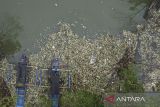 Foto udara tumpukan sampah di kawasan Bendungan Leuwikeris, Kabupaten Ciamis, Jawa Barat, Senin (2/12/2024). Menurut keterangan warga, sampah tersebut kiriman dari Sungai Cipali dan bekas timbunan sampah TPAS Sayang Kaak. ANTARA FOTO/Adeng Bustomi/agr
