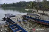 Warga memancing ikan yang dikelilingi sampah di kawasan Bendung Leuwikeris, Kabupaten Ciamis, Jawa Barat, Senin (2/12/2024). Menurut keterangan warga, sampah tersebut kiriman dari Sungai Cipali dan bekas timbunan sampah TPAS Sayang Kaak. ANTARA FOTO/Adeng Bustomi/agr
