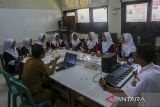 Pelajar SMK jurusan teknik komputer jaringan (TKJ) memainkan alat musik angklung elektronik di SMKN 2 Pandeglang, Banten, Senin (2/12/2024). Angklung elektronik yang merupakan implementasi dari teori dasar kelistrikan, bahasa pemograman atau coding, dan mikrokontroler serta masuk ke dalam mata pelajaran proyek kreatif dan kewirausahaan tersebut diproyeksikan akan dibuat secara massal untuk kebutuhan pembelajaran karena berbiaya murah sekaligus mudah diduplikasi. ANTARA FOTO/Angga Budhiyanto/gp