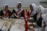 Pelajar SMK jurusan teknik komputer jaringan (TKJ) memainkan alat musik angklung elektronik di SMKN 2 Pandeglang, Banten, Senin (2/12/2024). Angklung elektronik yang merupakan implementasi dari teori dasar kelistrikan, bahasa pemograman atau coding, dan mikrokontroler serta masuk ke dalam mata pelajaran proyek kreatif dan kewirausahaan tersebut diproyeksikan akan dibuat secara massal untuk kebutuhan pembelajaran karena berbiaya murah sekaligus mudah diduplikasi. ANTARA FOTO/Angga Budhiyanto/gp