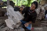 Pekerja menyelesaikan pengerjaan batu fosil untuk dijadikan hiasan di Hirau Galeri, Desa Parigi, Cikande, Kabupaten Serang, Banten, Senin (2/12/2024). Kerajinan hiasan berbahan dasar batu fosil yang telah diekspor ke Belgia dan Austria tersebut dijual seharga Rp 20 ribu hingga Rp 200 ribu per kilogram tergantung jenis kualitas dan tingkat kesulitan dalam pembuatan. ANTARA FOTO/Putra M. Akbar/gp