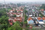 Foto udara lansekap perumahan di Cinunuk, Cileunyi, Kabupaten Bandung, Jawa Barat, Senin (2/12/2024). Menteri Perumahan dan Kawasan Permukiman (PKP), Maruarar Sirait berencana akan meningkatkan kuota Kredit Pemilikan Rumah (KPR) melalui skema Fasilitas Likuiditas Pembiayaan Perumahan (FLPP) dari 200 ribu unit menjadi 800 ribu unit pada 2025. ANTARA FOTO/Raisan Al Farisi/agr