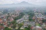 Foto udara lansekap perumahan di Cinunuk, Cileunyi, Kabupaten Bandung, Jawa Barat, Senin (2/12/2024). Menteri Perumahan dan Kawasan Permukiman (PKP), Maruarar Sirait berencana akan meningkatkan kuota Kredit Pemilikan Rumah (KPR) melalui skema Fasilitas Likuiditas Pembiayaan Perumahan (FLPP) dari 200 ribu unit menjadi 800 ribu unit pada 2025. ANTARA FOTO/Raisan Al Farisi/agr