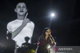 Penyanyi Feby Putri tampil menghibur penonton pada acara Akhir Tahun Fest di Kota Serang, Banten, Minggu (1/12/2024). Feby Putri membawakan sejumah lagu seperti Runtuh, Kembali Pulang, Dunia, dan Halu. ANTARA FOTO/Muhammad Bagus Khoirunas/gp