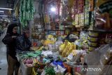 Warga memasukkan belanjaanya ke kantong plastik di Pasar Kosambi, Bandung, Jawa Barat, Senin (2/12/2024). Dietplastik Indonesia mencatat rata-rata satu orang Indonesia dapat menggunakan empat kilogram kemasan plastik per tahun dari produk makanan dan minuman sehingga dikhawatirkan terus meningkatkan volume sampah plastik di Indonesia. ANTARA FOTO/Novrian Arbi/agr
