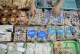 Pedagang merapikan makanan olahan yang dibungkus plastik di Pasar Kosambi, Bandung, Jawa Barat, Senin (2/12/2024). Dietplastik Indonesia mencatat rata-rata satu orang Indonesia dapat menggunakan empat kilogram kemasan plastik per tahun dari produk makanan dan minuman sehingga dikhawatirkan terus meningkatkan volume sampah plastik di Indonesia. ANTARA FOTO/Novrian Arbi/agr
