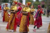 Penari mementaskan tarian Trebang Randu Kentir pada acara Riksa Budaya Jawa Barat di Alun-alun Puspawangi, Indramayu, Jawa Barat, Senin (2/12/2024). Riksa Budaya yang digelar oleh Dinas Pariwisata Pemprov Jabar itu bertujuan untuk melestarikan kekuatan budaya di Jawa Barat yaitu Melayu-Betawi, Priangan, Dermayon, dan Kacirebonan. ANTARA FOTO/Dedhez Anggara/agr