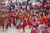 Penari mementaskan tarian Topeng Klana Udeng saat acara Riksa Budaya Jawa Barat di Alun-alun Puspawangi, Indramayu, Jawa Barat, Senin (2/12/2024). Riksa Budaya yang digelar oleh Dinas Pariwisata Pemprov Jabar itu bertujuan untuk melestarikan kekuatan budaya di Jawa Barat yaitu Melayu-Betawi, Priangan, Dermayon, dan Kacirebonan. ANTARA FOTO/Dedhez Anggara/agr