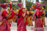 Penari mementaskan tarian Trebang Randu Kentir pada acara Riksa Budaya Jawa Barat di Alun-alun Puspawangi, Indramayu, Jawa Barat, Senin (2/12/2024). Riksa Budaya yang digelar oleh Dinas Pariwisata Pemprov Jabar itu bertujuan untuk melestarikan kekuatan budaya di Jawa Barat yaitu Melayu-Betawi, Priangan, Dermayon, dan Kacirebonan. ANTARA FOTO/Dedhez Anggara/agr