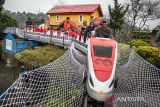 Wisatawan menaiki wahana kereta di objek wisata Farm House Lembang, Kabupaten Bandung Barat, Jawa Barat, Senin (2/12/2024). Dinas Pariwisata dan Kebudayaan (Disparbud) Jawa Barat menargetkan kunjungan wisatawan ke daerah itu bisa mencapai 92 juta wisatawan pada akhir tahun 2024. ANTARA FOTO/Abdan Syakura/agr