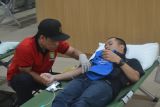 Petugas kesehatan melayani seorang pendonor yang melakukan donor darah pada kegiatan HUT ke-48 RSUD dr Soedarso di Pontianak, Kalimantan Barat, Sabtu (30/11/2024). Kegiatan donor darah yang digelar dalam rangkaian peringatan HUT ke-48 RSUD dr Soedarso tersebut bertujuan untuk memenuhi kebutuhan darah di wilayah Pontianak. ANTARA/Kristian Jonathan