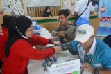 Petugas kesehatan melakukan pemeriksaan kesehatan kepada pendonor yang hendak melakukan donor darah pada kegiatan HUT ke-48 RSUD dr Soedarso di Pontianak, Kalimantan Barat, Sabtu (30/11/2024). Kegiatan donor darah yang digelar dalam rangkaian peringatan HUT ke-48 RSUD dr Soedarso tersebut bertujuan untuk memenuhi kebutuhan darah di wilayah Pontianak. ANTARA/Kristian Jonathan