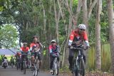 Sejumlah peserta mengikuti kegiatan Fun Bike di Kantor KONI Kota Pontianak, di Pontianak, Kalimantan Barat, Minggu (1/12/2024). Kegiatan Fun Bike yang digelar dalam rangka peringatan HUT ke-86 KONI Kota Pontianak dan diikuti 574 peserta tersebut bertujuan untuk meningkatkan semangat berolahraga di kalangan masyarakat. ANTARA/Kristian Jonathan