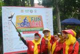 Sejumlah peserta berfoto bersama pada kegiatan Fun Bike di Kantor KONI Kota Pontianak, di Pontianak, Kalimantan Barat, Minggu (1/12/2024). Kegiatan Fun Bike yang digelar dalam rangka peringatan HUT ke-86 KONI Kota Pontianak dan diikuti 574 peserta tersebut bertujuan untuk meningkatkan semangat berolahraga di kalangan masyarakat. ANTARA/Kristian Jonathan