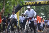 Sejumlah peserta mengikuti kegiatan Fun Bike di Kantor KONI Kota Pontianak, di Pontianak, Kalimantan Barat, Minggu (1/12/2024). Kegiatan Fun Bike yang digelar dalam rangka peringatan HUT ke-86 KONI Kota Pontianak dan diikuti 574 peserta tersebut bertujuan untuk meningkatkan semangat berolahraga di kalangan masyarakat. ANTARA/Kristian Jonathan